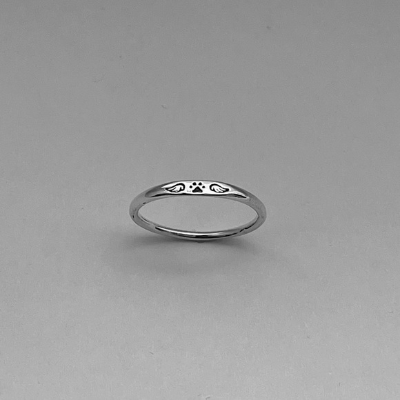 Sterling silver dainty paw with angel wings band ring, paw print ring, wings - Picture 6 of 9